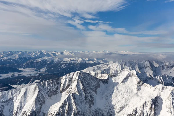 アルプスの高い山のチェーン。絵のような自然背景 — ストック写真