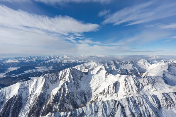Spektakularny widok na pasma górskie z góry. Górskie tło. Alpy Austriackie — Zdjęcie stockowe
