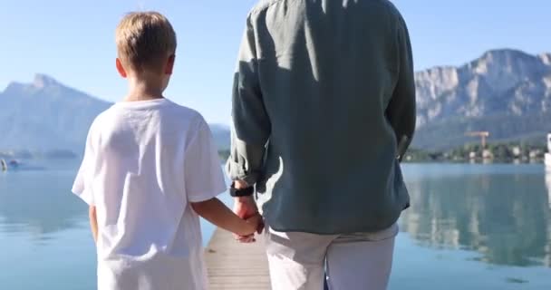 Vater Und Sohn Verbringen Gemeinsam Zeit Freien Hochwertiges Filmmaterial — Stockvideo