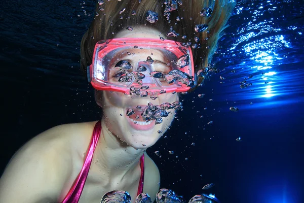 女性ダイバー水中 — ストック写真