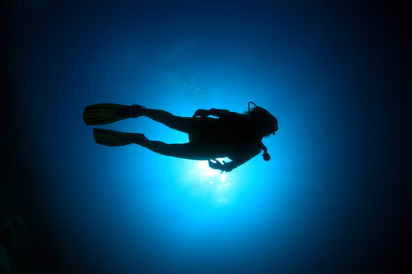 Дайвер с аквалангом