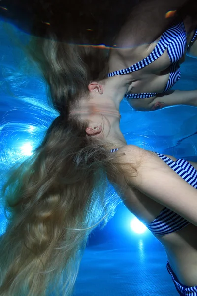 Donna sott'acqua — Foto Stock