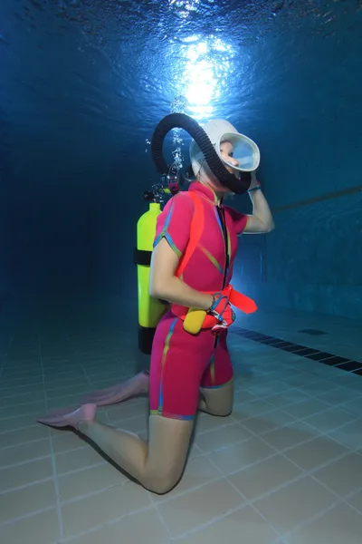 Immersione subacquea femminile — Foto Stock
