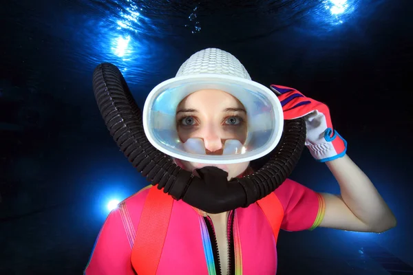 Kobieta scuba diver — Zdjęcie stockowe