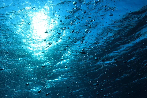 Burbujas de aire bajo el agua — Foto de Stock