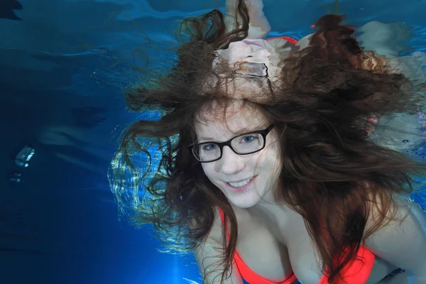 Vrouw onder water met een bril — Stockfoto