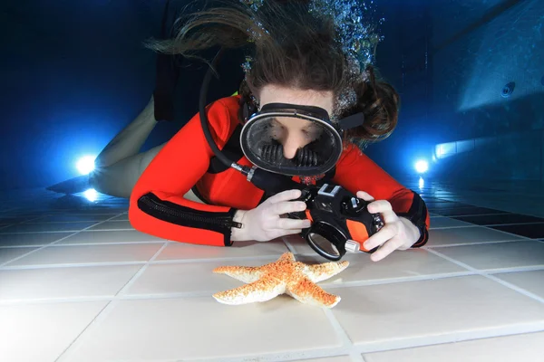 Підводним жінка з камерою — стокове фото