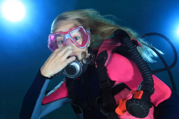 Portrait of female scuba diver — Stock Photo, Image