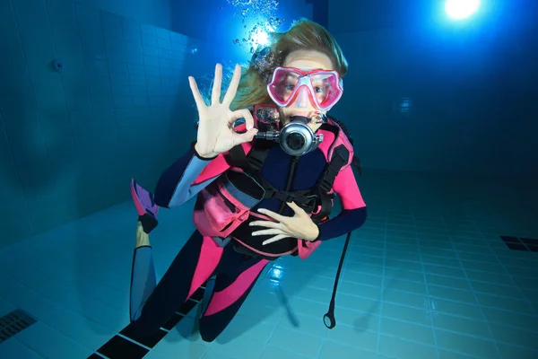 Kobieta scuba diver — Zdjęcie stockowe