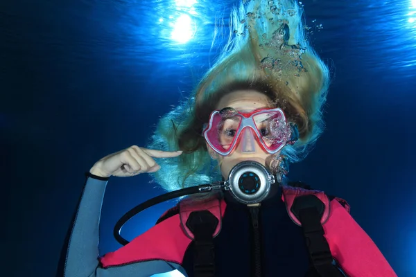 Kobieta scuba diver — Zdjęcie stockowe