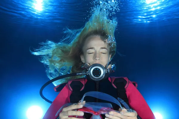 Ritratto di subacquea donna — Foto Stock
