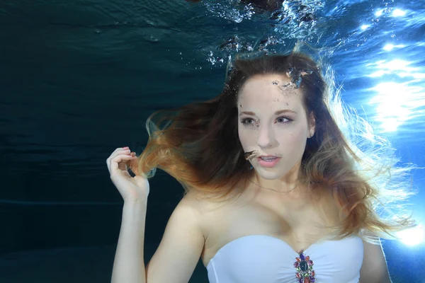 Portret młodej kobiety pod wodą — Zdjęcie stockowe