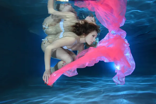 水中ピンク フーラードで若い女性 — ストック写真