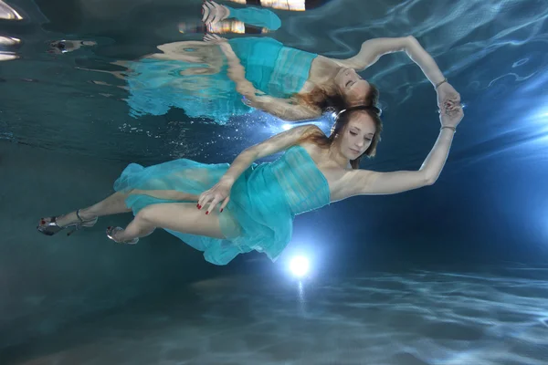 Frau mit Kleid unter Wasser — Stockfoto