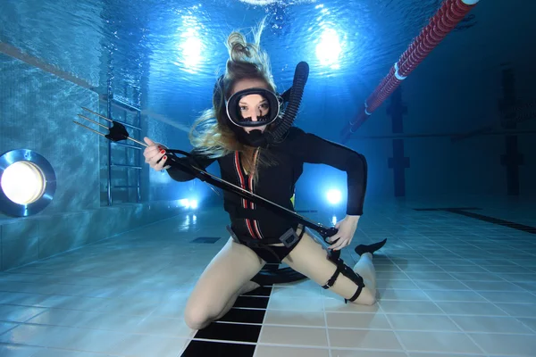 Підводним жінка з списом гармати — стокове фото