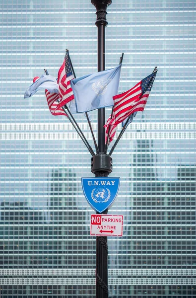 Flagi usa i ONZ z gmachu sekretariatu ONZ — Zdjęcie stockowe