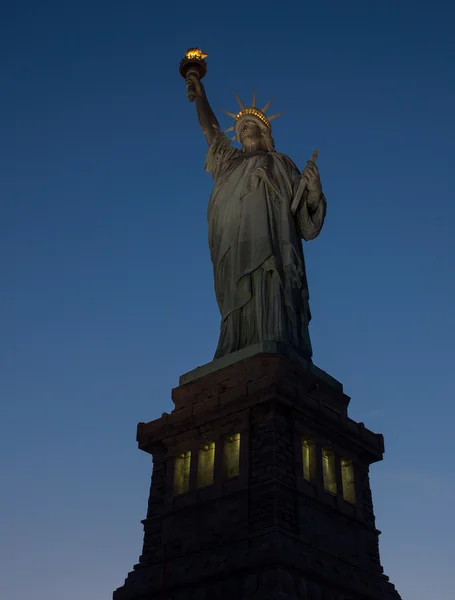 Statua wolności po zachodzie słońca — Zdjęcie stockowe