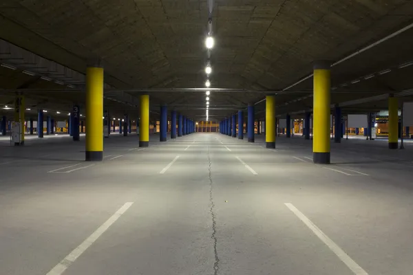 夜の駐車場 — ストック写真