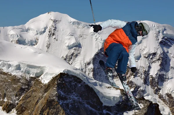 Giovane cavaliere libero e alta montagna — Foto Stock