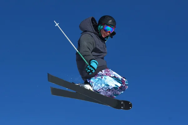 Genç Kayak atlama — Stok fotoğraf