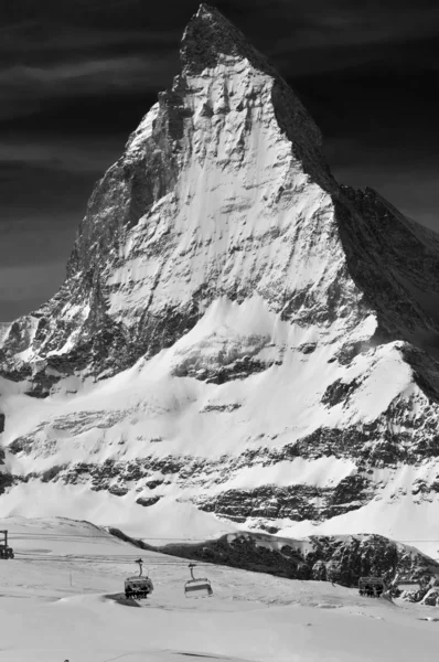 Skifahren und das Matterhorn — Stockfoto