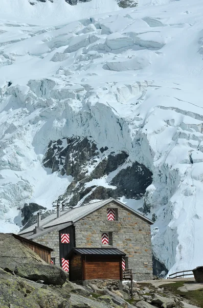 Refugio de montaña suizo — Foto de Stock