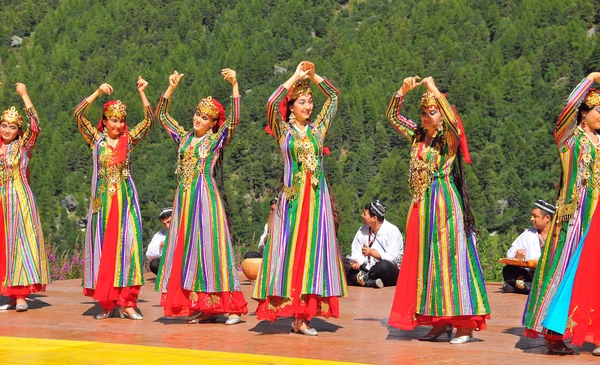 Uzbequistão grupo de dança — Fotografia de Stock