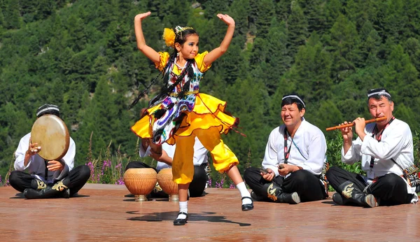 Узбекистан танцювальна група — стокове фото