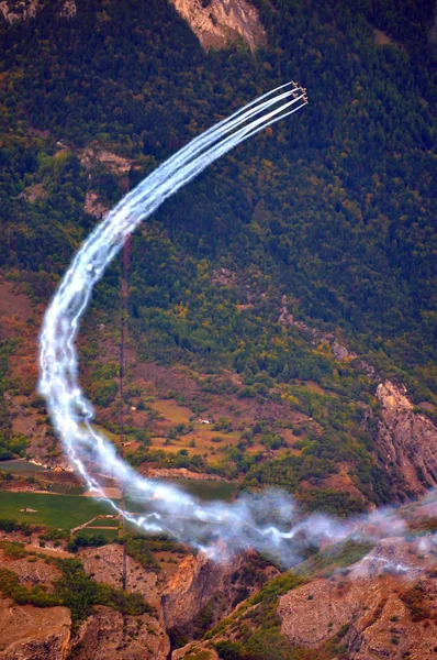 山中のジェット機 — ストック写真