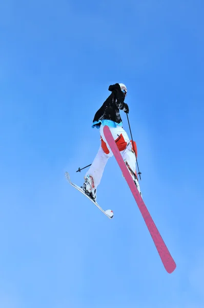 Grande salto con gli sci — Foto Stock