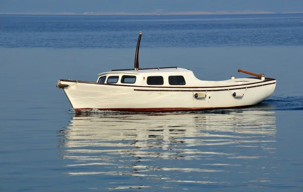 Bílá rybářský člun — Stock fotografie