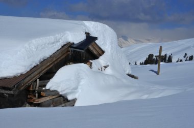 Mountain cabin under snow clipart