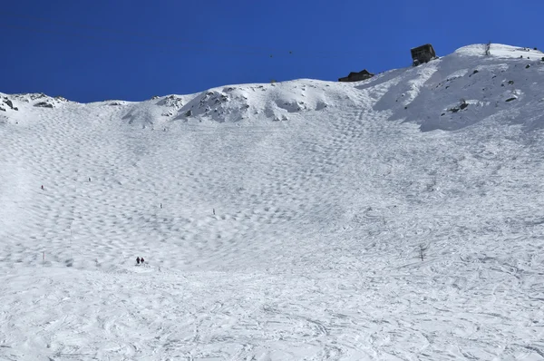 Teleférico y pista de esquí empinada — Foto de Stock