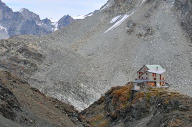 Yalnız dağ sığınma