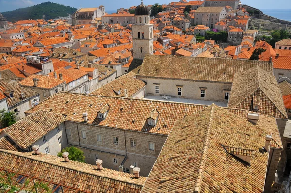 Františkánský klášter a střešní desky-dubrovnik — Stock fotografie