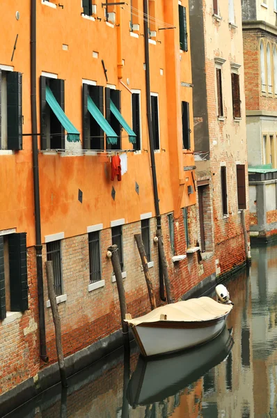 Small boat is tied up next to a house — Stock Photo, Image