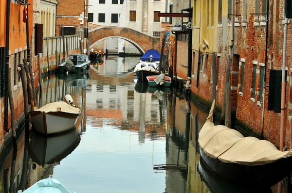 Canal típico em Veneza — Fotografia de Stock