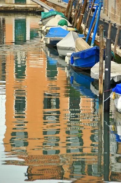 Barcos linha um canal de Veneza — Fotografia de Stock