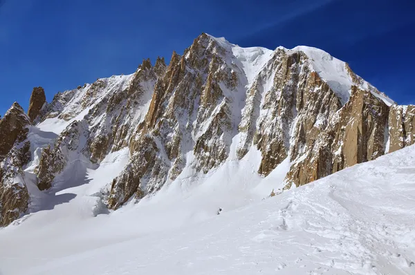 Montagne avec glacier et falaises — Photo