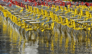 Restauant sandalye ve masa suda duran