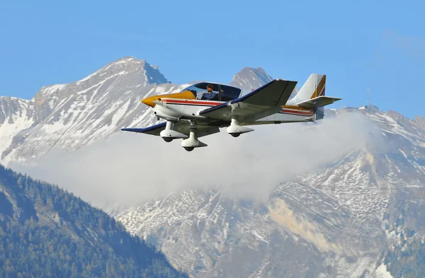 Sports aircraft in the mountains — Stock Photo, Image