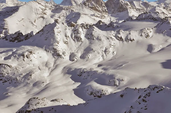 Piste da sci attraverso un paesaggio montano — Foto Stock