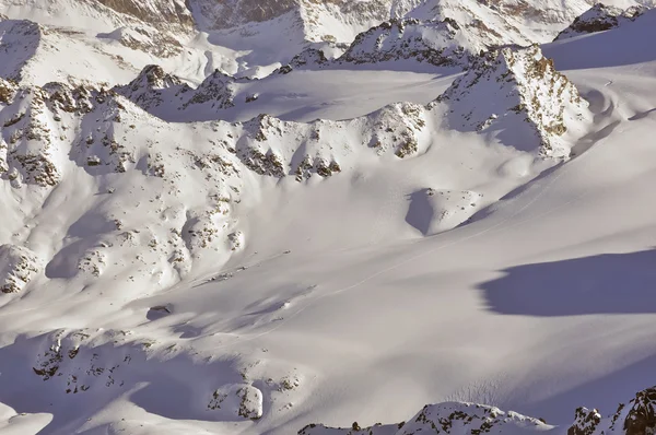 Pistes de ski dans une nature sauvage de montagne — Photo