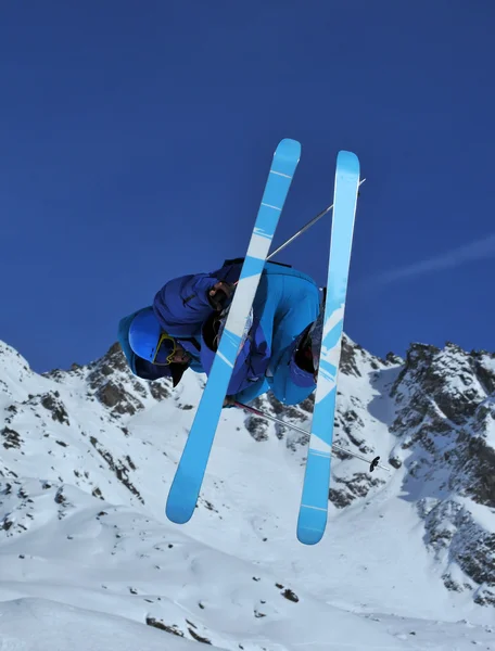 Blauer Skispringer — Stockfoto