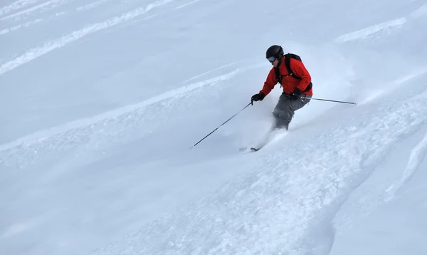 Skiër in diepe poeder sneeuw — Stockfoto