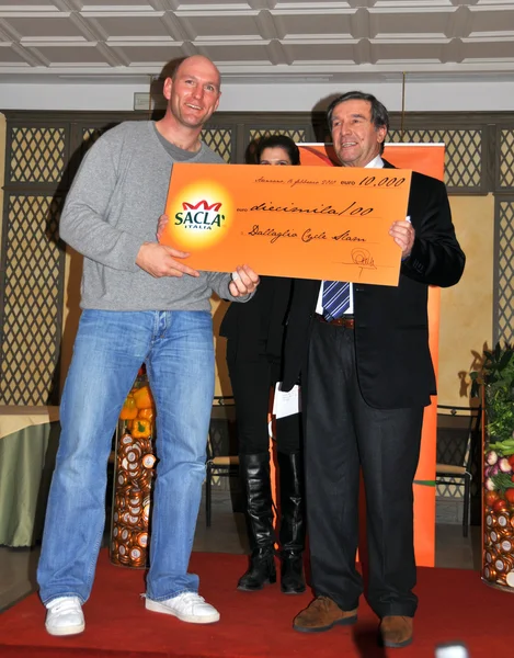 Lawrence Dallaglio aceita cheque — Fotografia de Stock