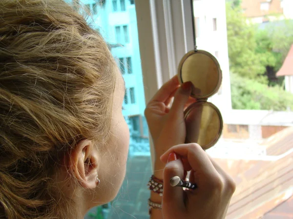 Young girl putting on makeup — Stock Photo, Image