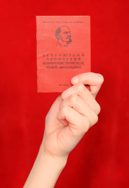 Main avec une carte de membre Komsomol — Photo