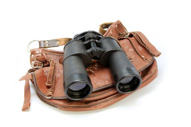 dürbün oyun çanta üzerinde yatıyor