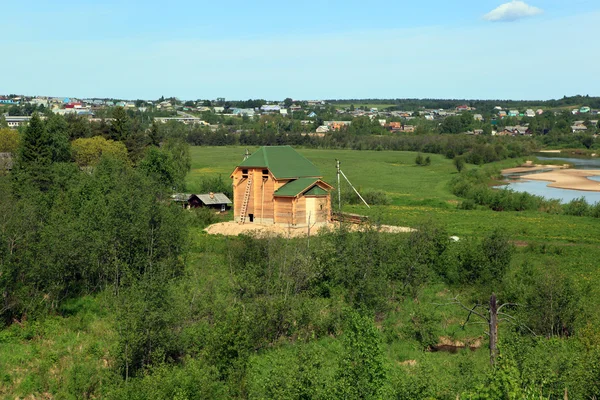 Building a house. A view of the village from the village Verhovazhe Warm Creek. Vologda Region, Russia. — Stock Photo, Image